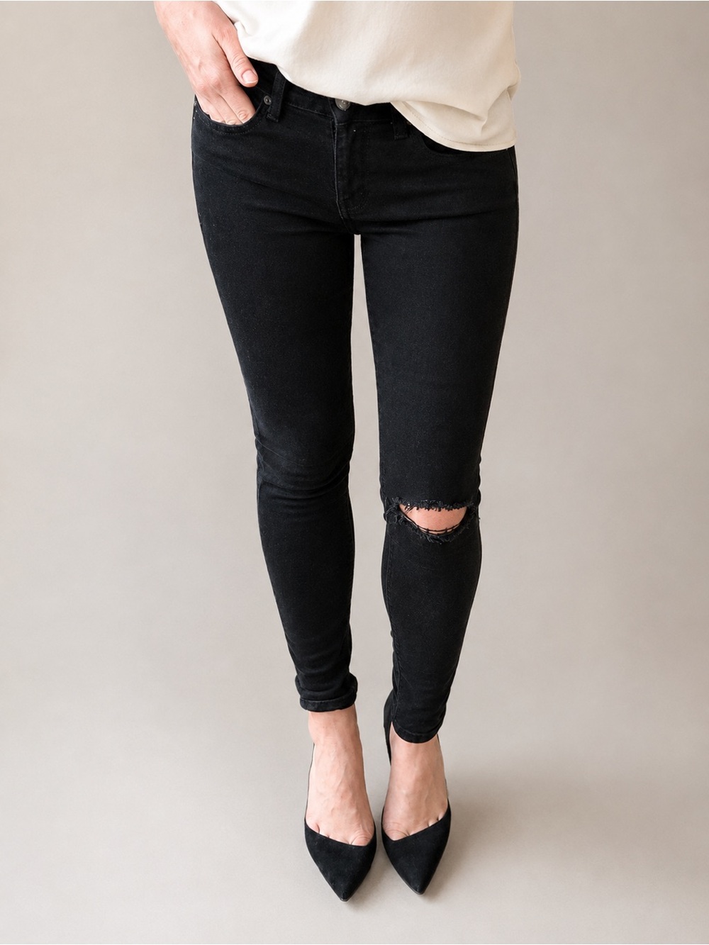 J BRAND 811C073 Skinny Leg in Shadow Des - Mid Rise Jeans - Distressed Knee - 26